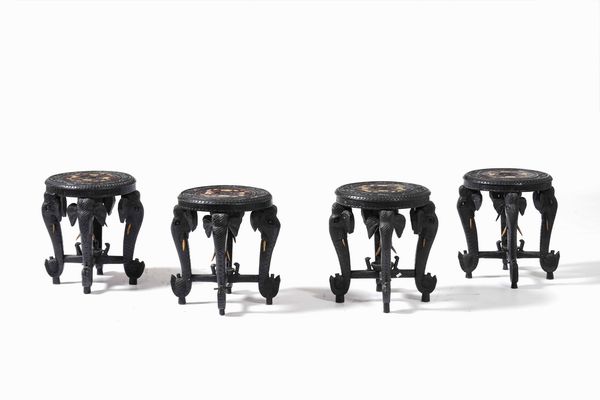 Fornitura da salotto in legno intagliato a motivi zoomorfi, XX secolo  - Asta Antiquariato Settembre - Associazione Nazionale - Case d'Asta italiane