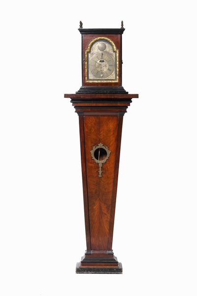 Orologio a colonna con cassa in legno. Inghilterra, Francyn Spurny  - Asta Antiquariato Settembre - Associazione Nazionale - Case d'Asta italiane