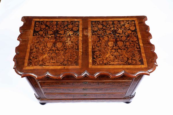 Cassettone lastronato e intarsiato. Olanda, XVIII-XIX secolo  - Asta Antiquariato Settembre - Associazione Nazionale - Case d'Asta italiane