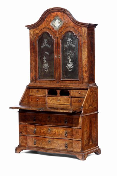 Trumeau lastronato in noce e radica, Veneto met� XVIII secolo  - Asta Antiquariato Settembre - Associazione Nazionale - Case d'Asta italiane