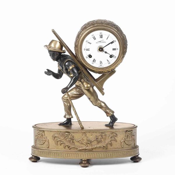 Pendola da tavolo in bronzo dorato e patinato. Italia XX secolo  - Asta Antiquariato Settembre - Associazione Nazionale - Case d'Asta italiane