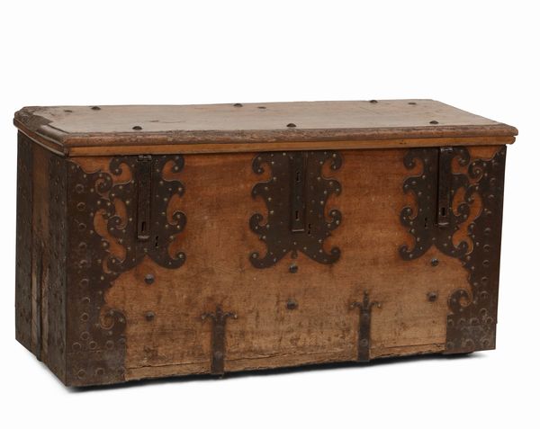 Forziere in legno e metallo, XVIII secolo  - Asta Antiquariato Settembre - Associazione Nazionale - Case d'Asta italiane