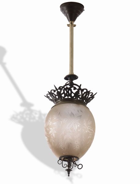 Lampada a sospensione in stile liberty in metallo con boccia in vetro  - Asta Antiquariato Settembre - Associazione Nazionale - Case d'Asta italiane