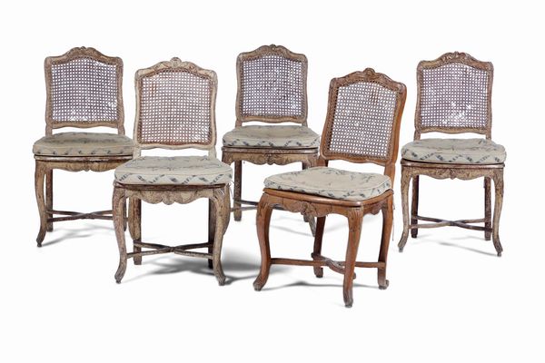 Cinque sedie Luigi XV in legno intagliato, laccato e dorato, Francia XVIII secolo  - Asta Antiquariato Settembre - Associazione Nazionale - Case d'Asta italiane