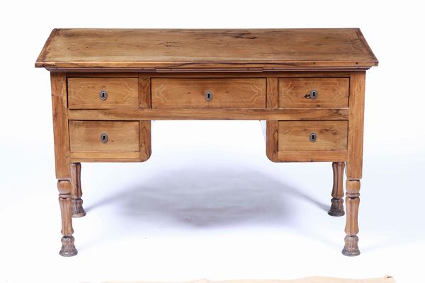 Scrivania in legno filettato. XIX-XX secolo  - Asta Antiquariato Settembre - Associazione Nazionale - Case d'Asta italiane