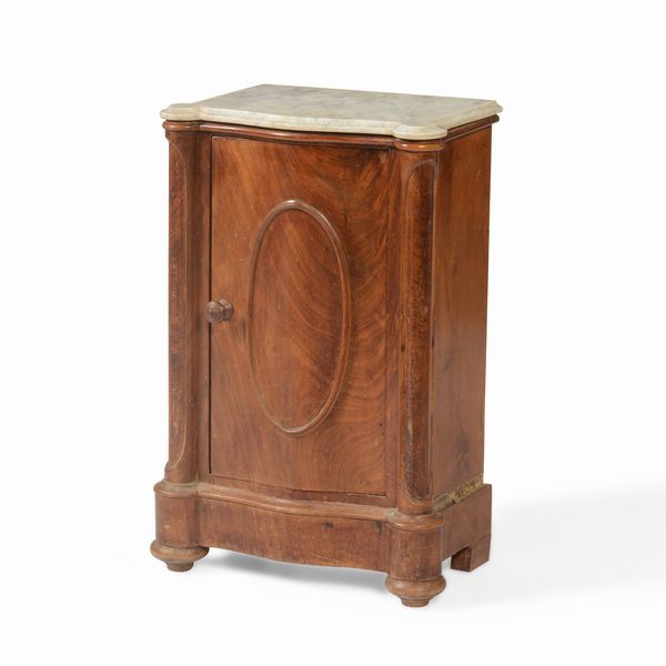 Comodino ad un'anta con piano in marmo bianco. XX secolo  - Asta Antiquariato Settembre - Associazione Nazionale - Case d'Asta italiane