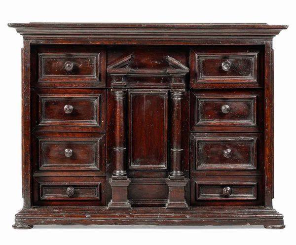 Stipo monetiere in noce. Centro Italia (?), inizio XVIII secolo  - Asta Antiquariato Settembre - Associazione Nazionale - Case d'Asta italiane