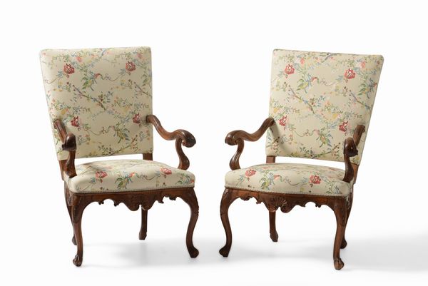 Coppia di poltrone in noce. Italia settentrionale, XVIII secolo  - Asta Antiquariato Settembre - Associazione Nazionale - Case d'Asta italiane