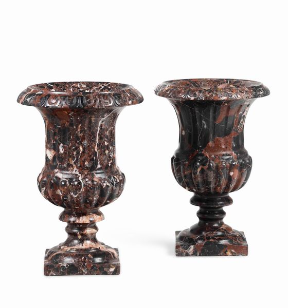 Coppia di vasi medicei in marmo. Arte neoclassica italiana del XIX secolo  - Asta Antiquariato Settembre - Associazione Nazionale - Case d'Asta italiane