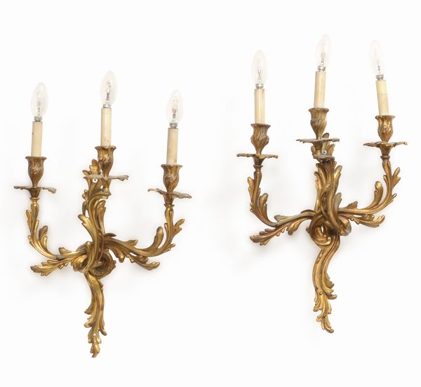 Coppia di appliques in metallo dorato (bronzo?) a tre luci in stile Luigi XV  - Asta Antiquariato Settembre - Associazione Nazionale - Case d'Asta italiane