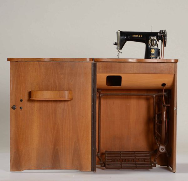 Macchina da cucire Singer. Singer Manufacturing Co.  - Asta Antiquariato Settembre - Associazione Nazionale - Case d'Asta italiane