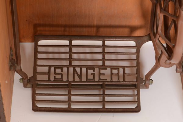 Macchina da cucire Singer. Singer Manufacturing Co.  - Asta Antiquariato Settembre - Associazione Nazionale - Case d'Asta italiane