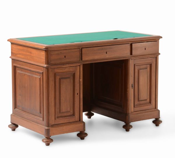 Scrivania in legno con piano in panno  - Asta Antiquariato Settembre - Associazione Nazionale - Case d'Asta italiane