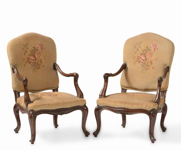 Coppia di poltrone in noce intagliato  - Asta Antiquariato Settembre - Associazione Nazionale - Case d'Asta italiane