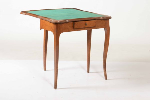 Tavolino da gioco in noce. XIX-XX secolo  - Asta Antiquariato Settembre - Associazione Nazionale - Case d'Asta italiane