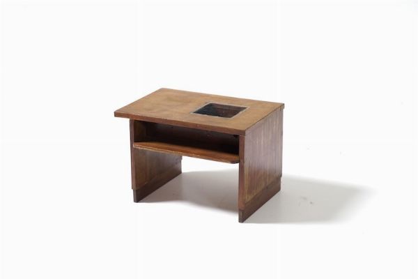 Tavolino con piano reclinabile celante vani, XX secolo  - Asta Antiquariato Settembre - Associazione Nazionale - Case d'Asta italiane