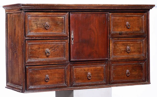 Alzato di mobile in legno di noce con nove cassettini incorniciati e una anta centrale non antica, XVII secolo  - Asta Antiquariato Settembre - Associazione Nazionale - Case d'Asta italiane