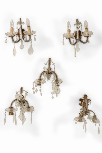 Cinque appliques diverse in metallo e vetro. XIX secolo  - Asta Antiquariato Settembre - Associazione Nazionale - Case d'Asta italiane