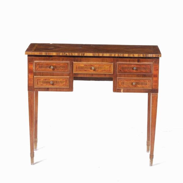 Piccola scrivania a cinque cassetti in legno lastronato e filettato. XVIII-XIX secolo  - Asta Antiquariato Settembre - Associazione Nazionale - Case d'Asta italiane