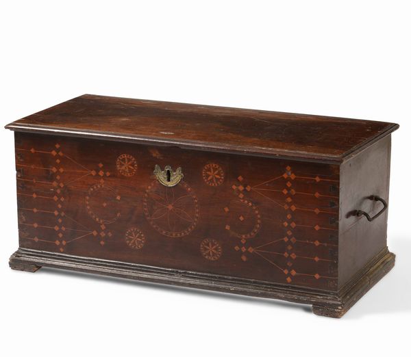 Cassetta da viaggio in legno intarsiato a motivi geometrici.Italia o Spagna, XVII secolo  - Asta Antiquariato Settembre - Associazione Nazionale - Case d'Asta italiane