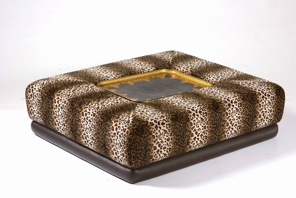 Fornitura da salotto leopardata, XX secolo. Due sedie, poggiapiedi e tavolo basso con vassoio centrale  - Asta Antiquariato Settembre - Associazione Nazionale - Case d'Asta italiane