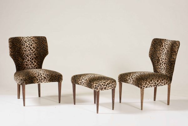 Fornitura da salotto leopardata, XX secolo. Due sedie, poggiapiedi e tavolo basso con vassoio centrale  - Asta Antiquariato Settembre - Associazione Nazionale - Case d'Asta italiane