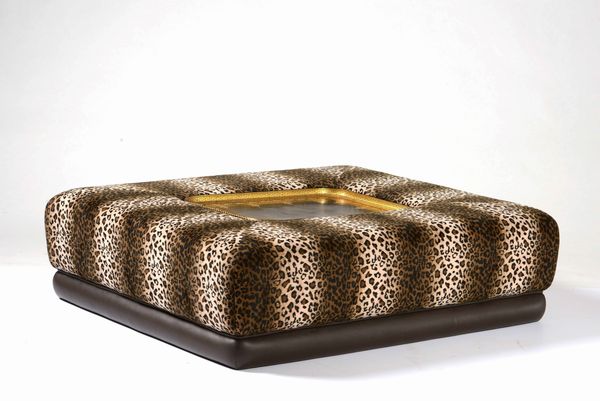 Fornitura da salotto leopardata, XX secolo. Due sedie, poggiapiedi e tavolo basso con vassoio centrale  - Asta Antiquariato Settembre - Associazione Nazionale - Case d'Asta italiane