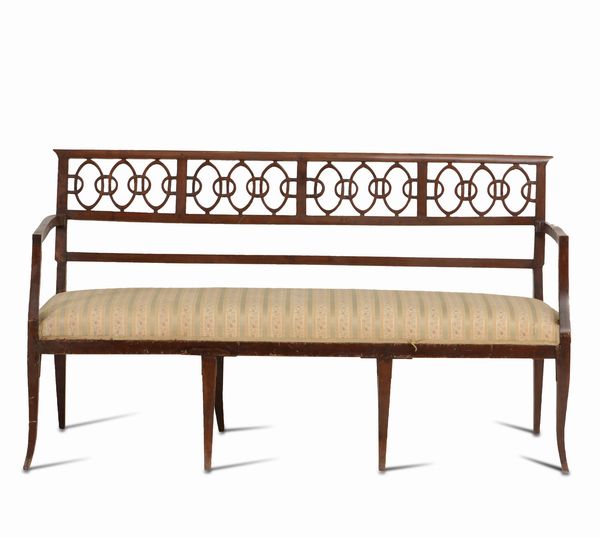 Divano in noce con schienale a traforo con elementi concentrici di misure diverse, XIX secolo  - Asta Antiquariato Settembre - Associazione Nazionale - Case d'Asta italiane