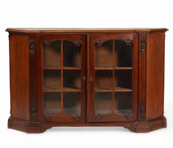 Credenza scantonata in legno intagliato con ante a vetro, XX secolo  - Asta Antiquariato Settembre - Associazione Nazionale - Case d'Asta italiane