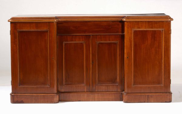 Credenza a quattro ante pannellate. Inghilterra, XIX secolo  - Asta Antiquariato Settembre - Associazione Nazionale - Case d'Asta italiane