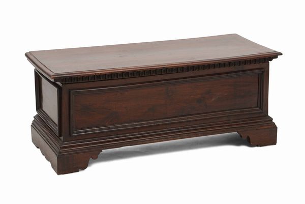 Cassapanca in noce. Italia centrale, XIX secolo  - Asta Antiquariato Settembre - Associazione Nazionale - Case d'Asta italiane