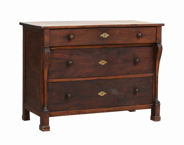 Com� in noce a tre cassetti, XIX secolo  - Asta Antiquariato Settembre - Associazione Nazionale - Case d'Asta italiane