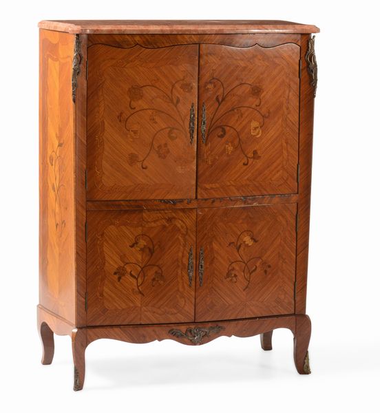 Mobile credenza in stile Luigi XV lastronato ed intarsiato, XX secolo  - Asta Antiquariato Settembre - Associazione Nazionale - Case d'Asta italiane
