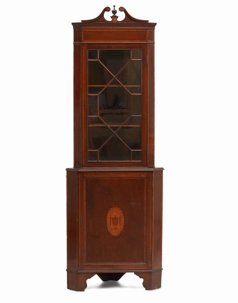 Angoliera a due corpi in mogano, parte sottostante con anta intarsiata in altri legni. Inghilterra, XIX secolo  - Asta Antiquariato Settembre - Associazione Nazionale - Case d'Asta italiane