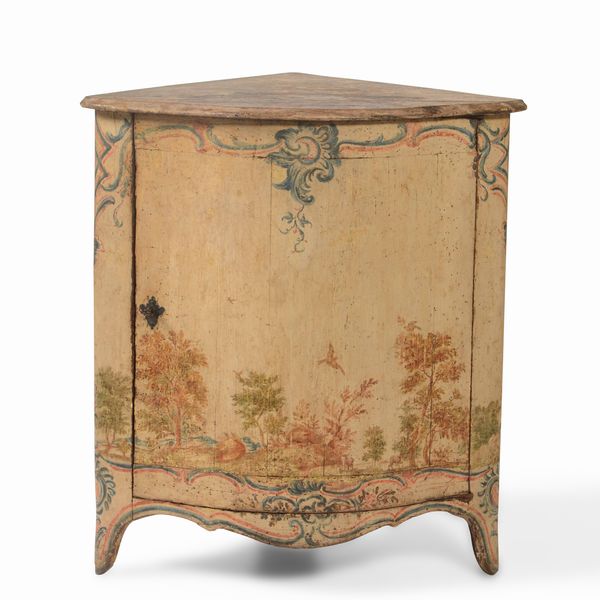 Angolare in legno laccato, XVIII secolo  - Asta Antiquariato Settembre - Associazione Nazionale - Case d'Asta italiane