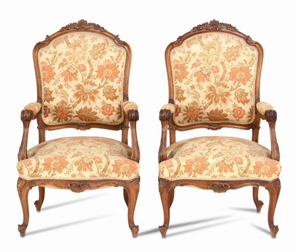 Coppia di poltrone in legno intagliato. Francia, stile Luigi XV  - Asta Antiquariato Settembre - Associazione Nazionale - Case d'Asta italiane