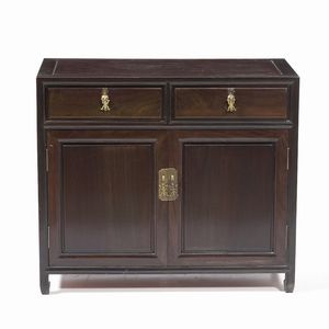 Credenza a due ante, Cina XX secolo  - Asta Antiquariato Settembre - Associazione Nazionale - Case d'Asta italiane