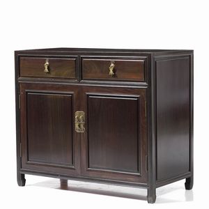 Credenza a due ante, Cina XX secolo  - Asta Antiquariato Settembre - Associazione Nazionale - Case d'Asta italiane