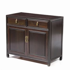 Credenza a due ante, Cina XX secolo  - Asta Antiquariato Settembre - Associazione Nazionale - Case d'Asta italiane