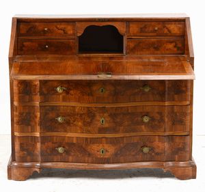 Cassettone a ribalta in noce e radica di noce. Veneto XVIII secolo  - Asta Antiquariato Settembre - Associazione Nazionale - Case d'Asta italiane