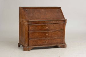 Cassettone a ribalta in noce e radica di noce con intarsi a profilature. Napoli, met� XVIII secolo  - Asta Antiquariato Settembre - Associazione Nazionale - Case d'Asta italiane