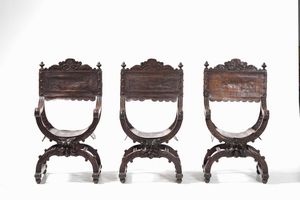 Gruppo di sei sedie tipo Savonarola in legno intagliato e cuoio inciso  - Asta Antiquariato Settembre - Associazione Nazionale - Case d'Asta italiane