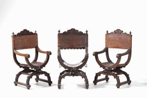 Gruppo di sei sedie tipo Savonarola in legno intagliato e cuoio inciso  - Asta Antiquariato Settembre - Associazione Nazionale - Case d'Asta italiane