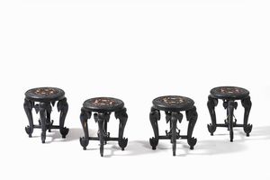 Fornitura da salotto in legno intagliato a motivi zoomorfi, XX secolo  - Asta Antiquariato Settembre - Associazione Nazionale - Case d'Asta italiane