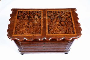 Cassettone lastronato e intarsiato. Olanda, XVIII-XIX secolo  - Asta Antiquariato Settembre - Associazione Nazionale - Case d'Asta italiane