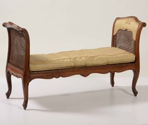 Panchetto in noce intagliato, XVIII-XIX secolo  - Asta Antiquariato Settembre - Associazione Nazionale - Case d'Asta italiane