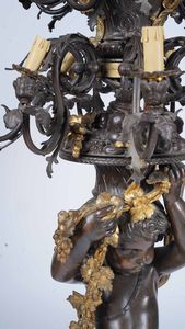 Grande candelabro in bronzo patinato. XX secolo  - Asta Antiquariato Settembre - Associazione Nazionale - Case d'Asta italiane