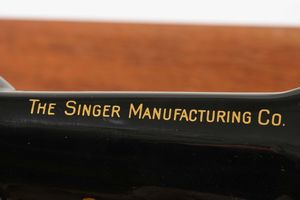 Macchina da cucire Singer. Singer Manufacturing Co.  - Asta Antiquariato Settembre - Associazione Nazionale - Case d'Asta italiane