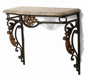 Coppia di consoles in ferro e metallo dorato, piano in marmo. Francia, Napoleone III  - Asta Antiquariato Settembre - Associazione Nazionale - Case d'Asta italiane
