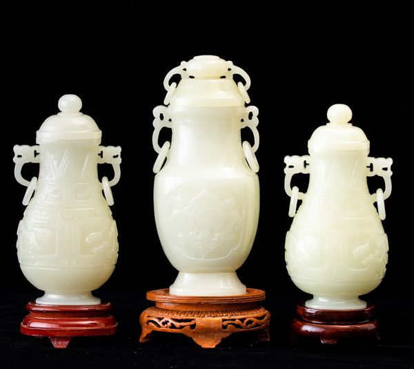 Tre vasi diversi con coperchio scolpiti in giada Celadon, Cina, XX secolo  - Asta Arte Orientale   - Associazione Nazionale - Case d'Asta italiane